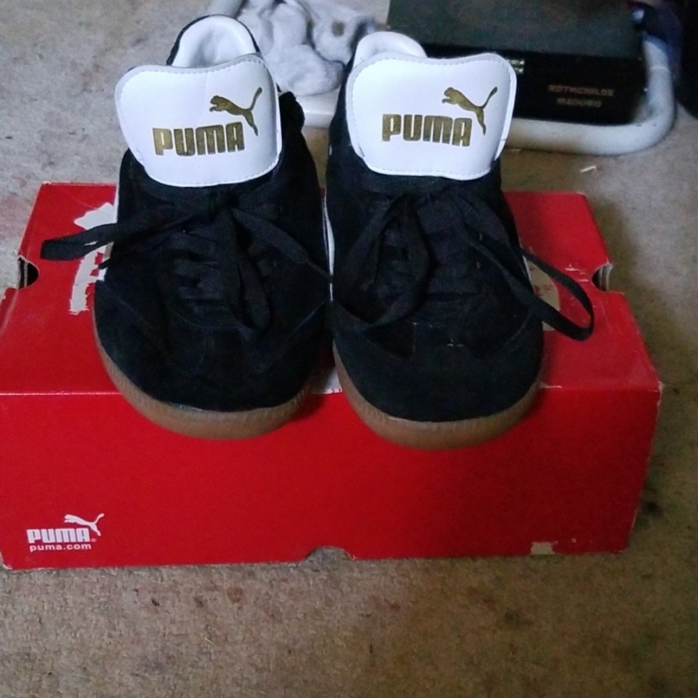 Puma's black and white stripe size 10.5 like new